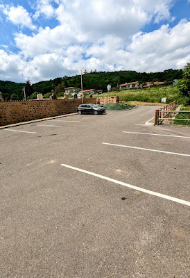 Parking du cimetière à Ancy