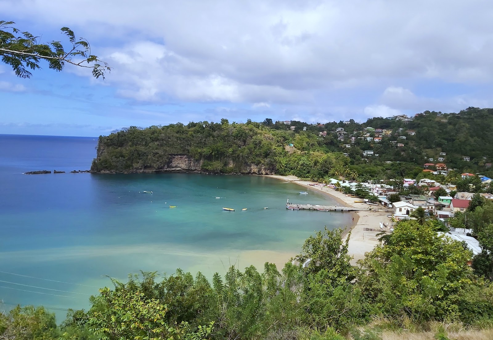 Foto de La Raye beach con bahía mediana