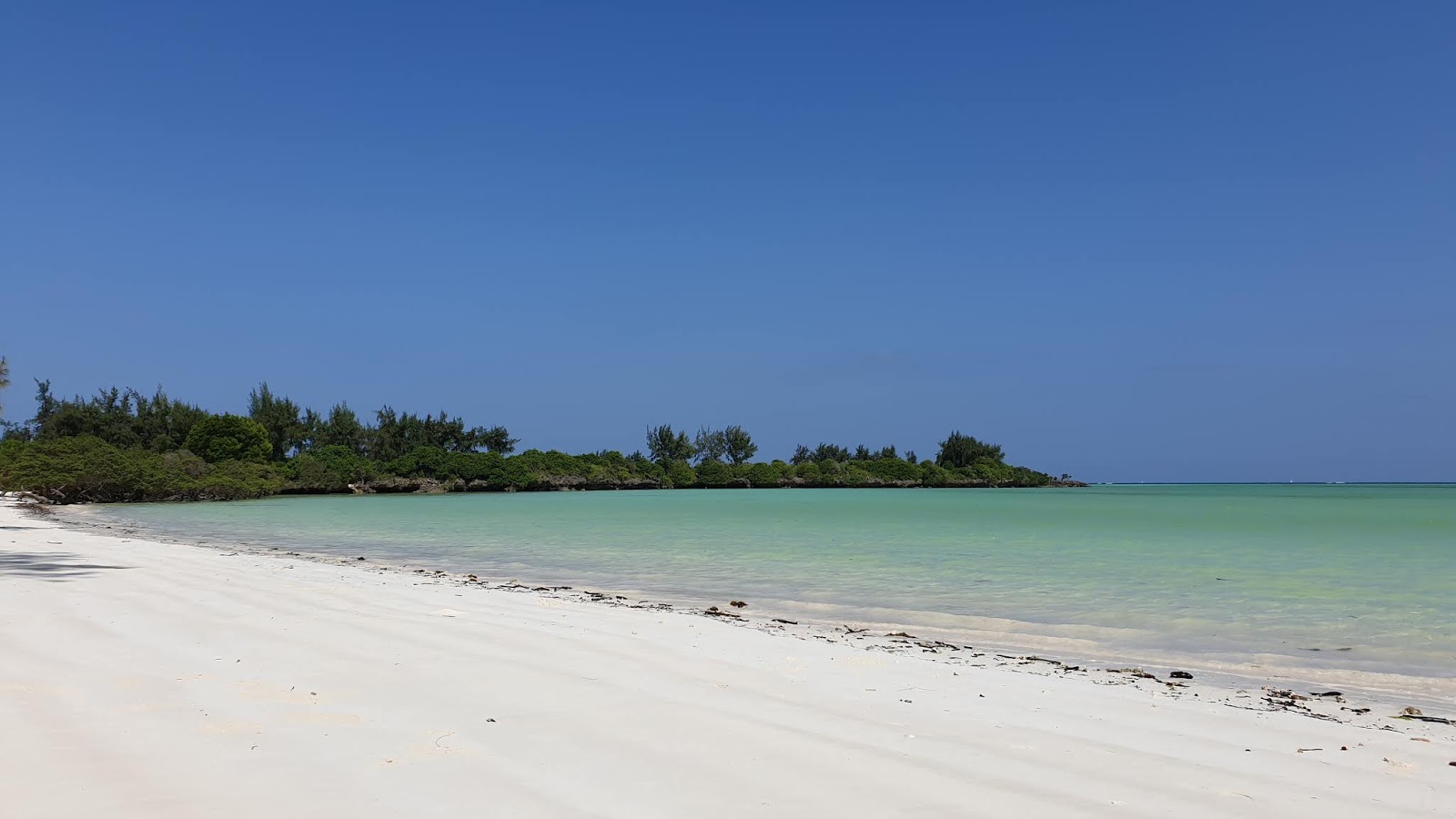 Foto di Pemba Beach con una superficie del sabbia pura bianca