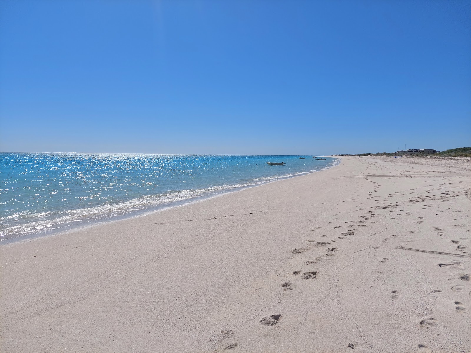Foto di Sandy Point Beach con una superficie del sabbia pura bianca
