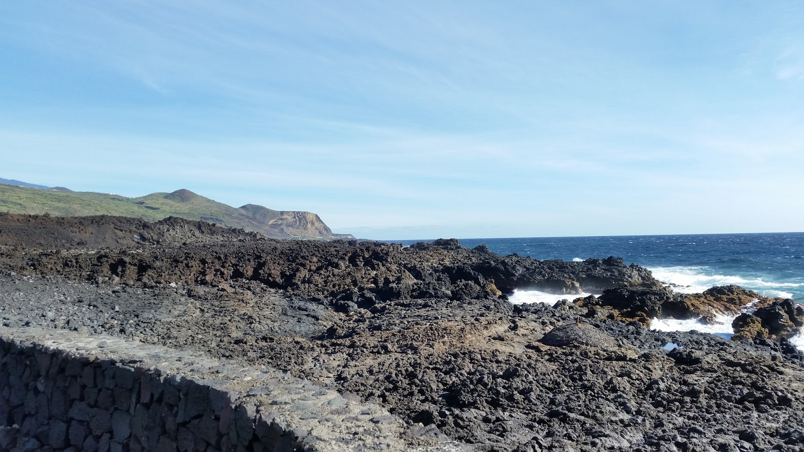 Photo de Playa de La Salemera protégé par des falaises