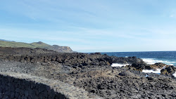 Photo de Playa de La Salemera protégé par des falaises