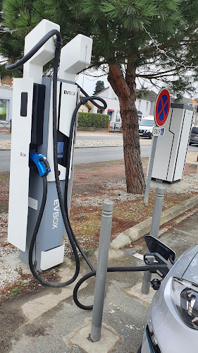 Borne de recharge de véhicules électriques Alterbase Sorégies Charging Station Beaumont Saint-Cyr