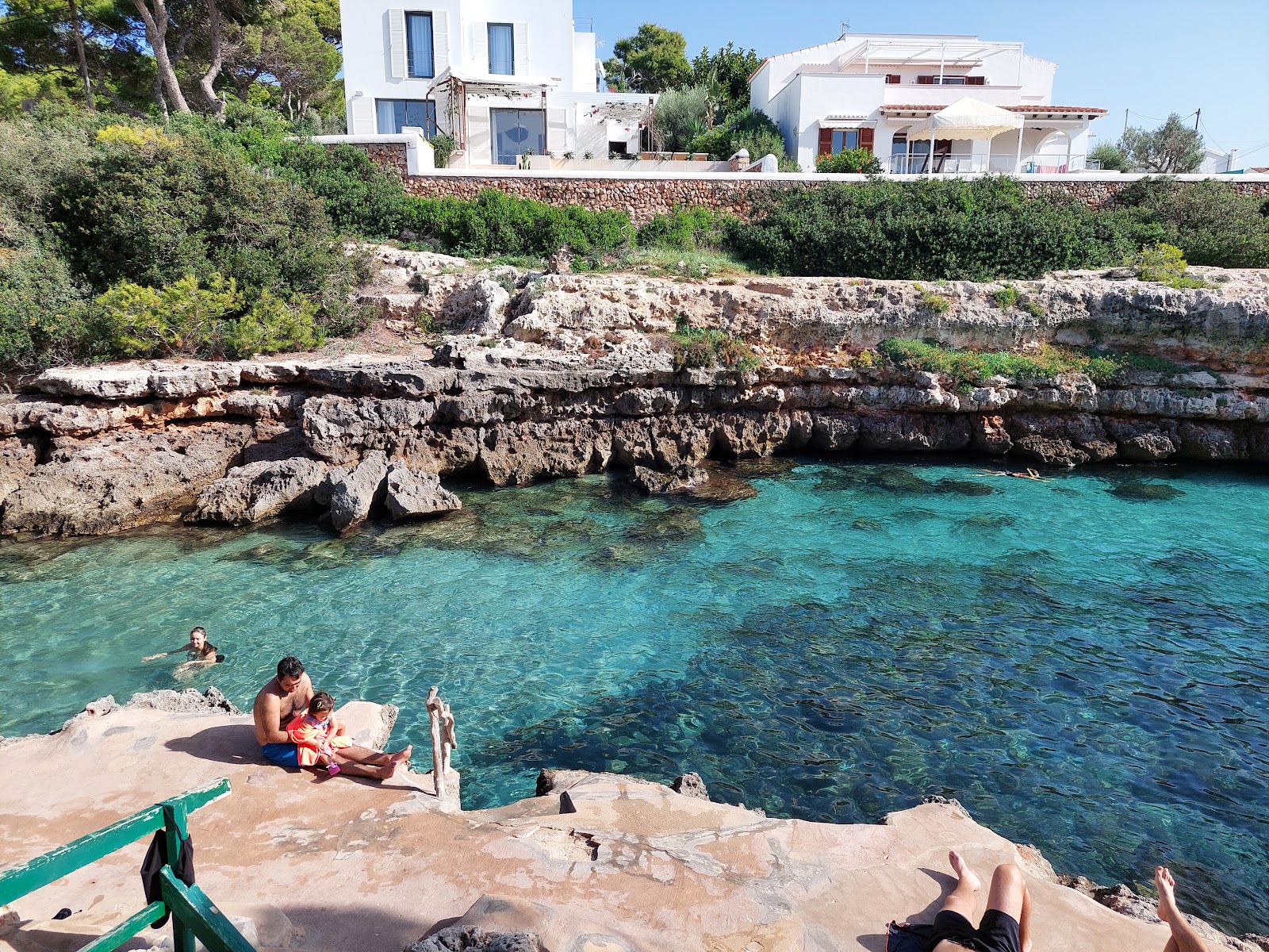 Photo de Platja de Sa Farola entouré de montagnes