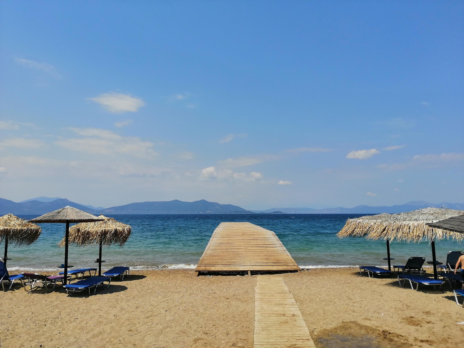 Foto af Neos Pirgos beach faciliteter område