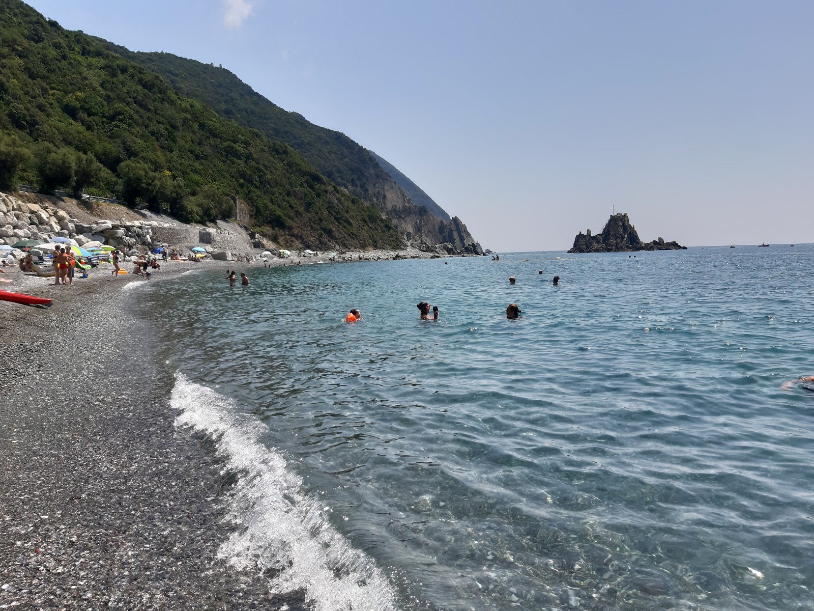 Foto av Spiaggia Riva Trigoso omgiven av klippor
