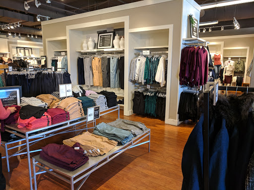 Clothing Store «Banana Republic Factory Store», reviews and photos, 681 Leavesley Rd, Gilroy, CA 95020, USA