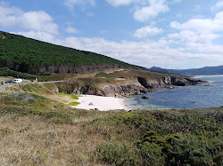 Foto de Playa de Arnado rodeado por montanhas