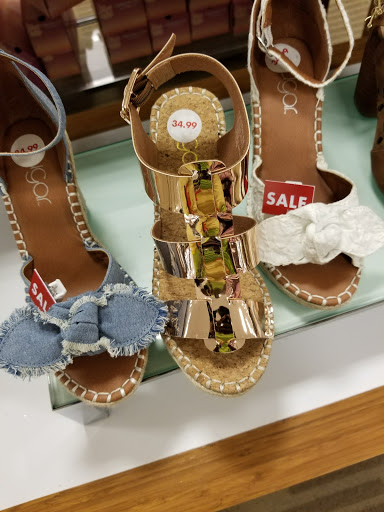 Shopping Mall «Mount Pleasant Towne Centre», reviews and photos, 1218 Belk Dr, Mt Pleasant, SC 29464, USA