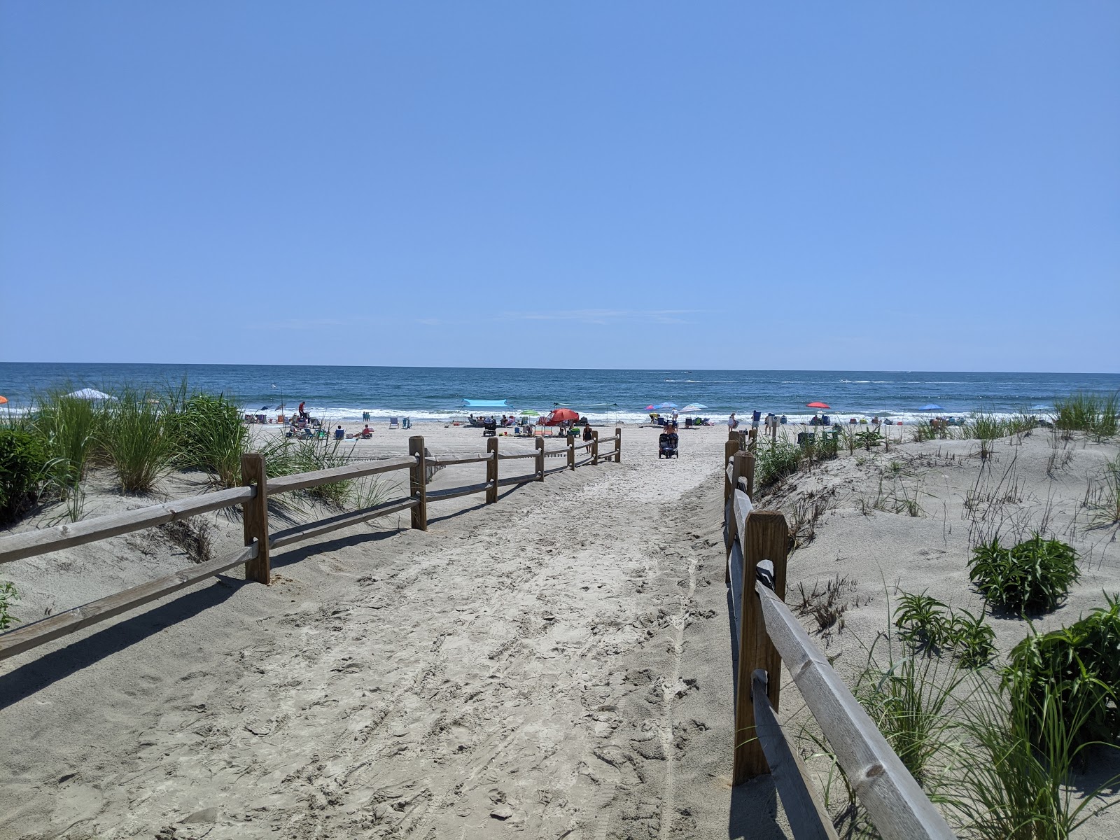 Foto av Stone Harbor Beach med turkos rent vatten yta