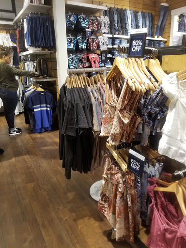 Clothing Store «Aéropostale», reviews and photos, 200 Baychester Ave, Bronx, NY 10475, USA