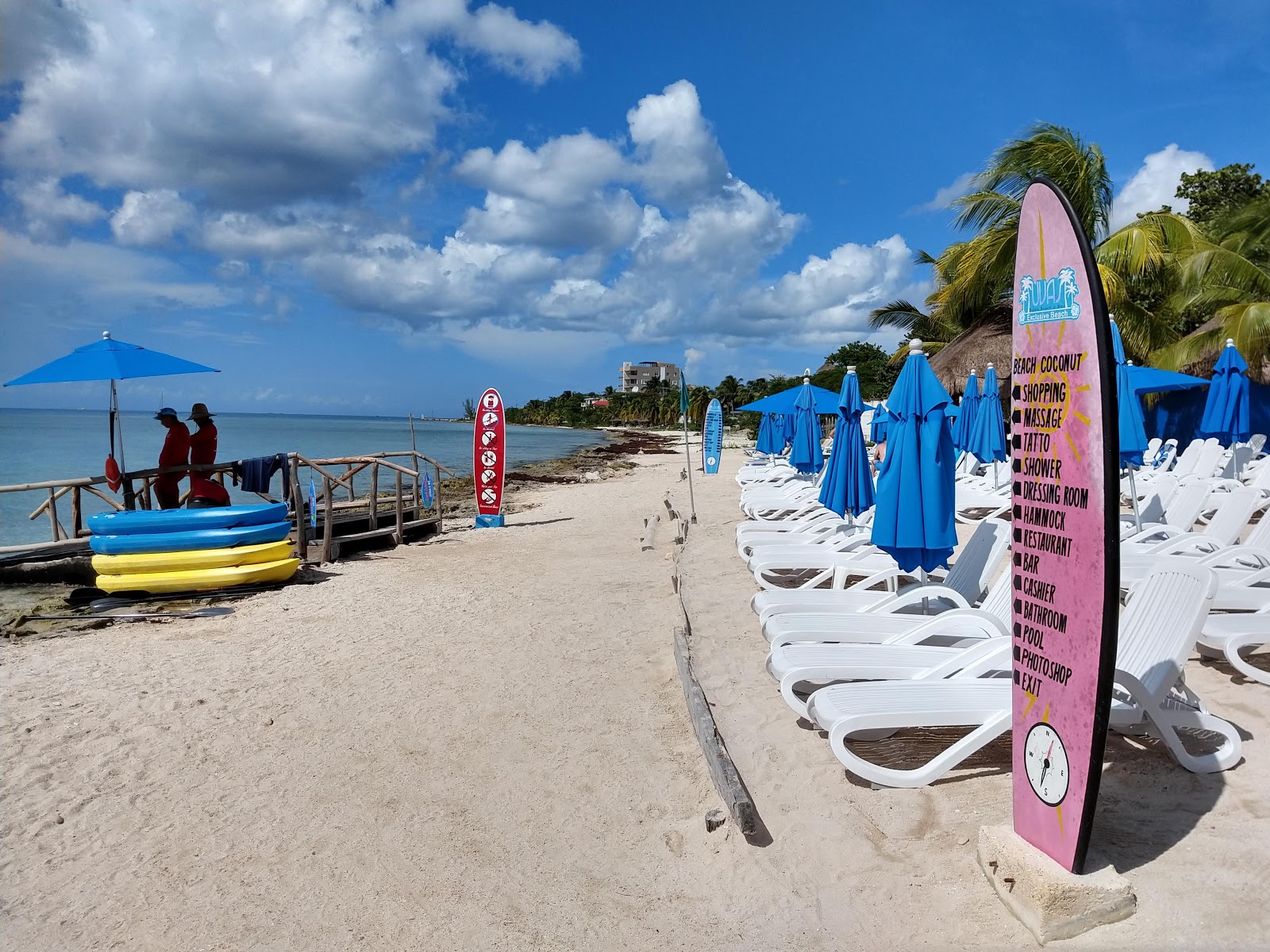 Φωτογραφία του Playa Uvas με φωτεινή άμμος και βράχια επιφάνεια