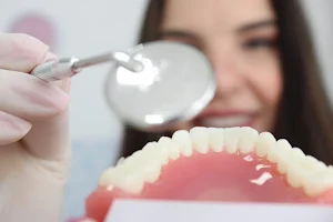 Dentista Dra. Luana Prado image