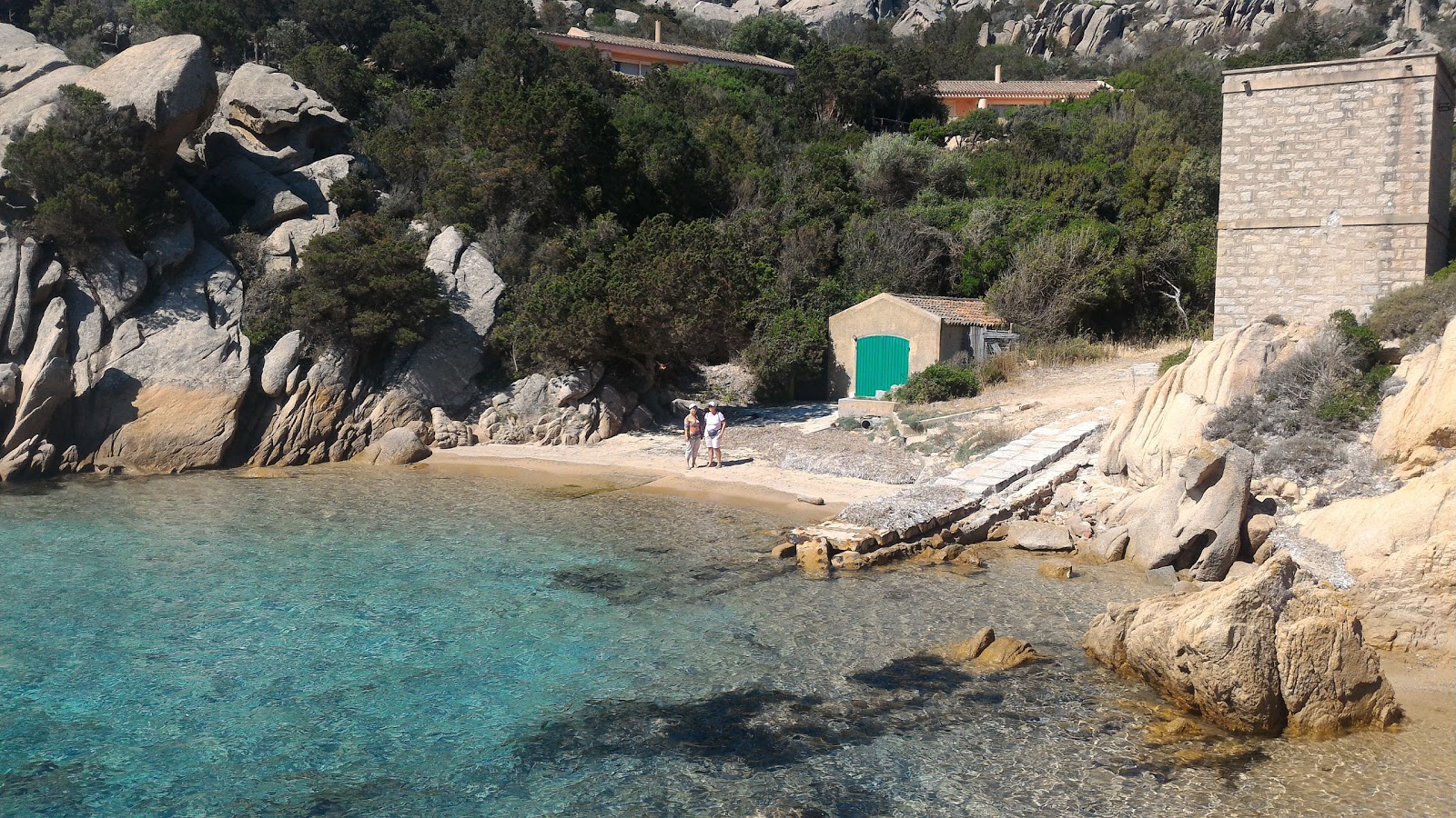 Fotografija Spiaggia di Cala Martinella z turkizna čista voda površino