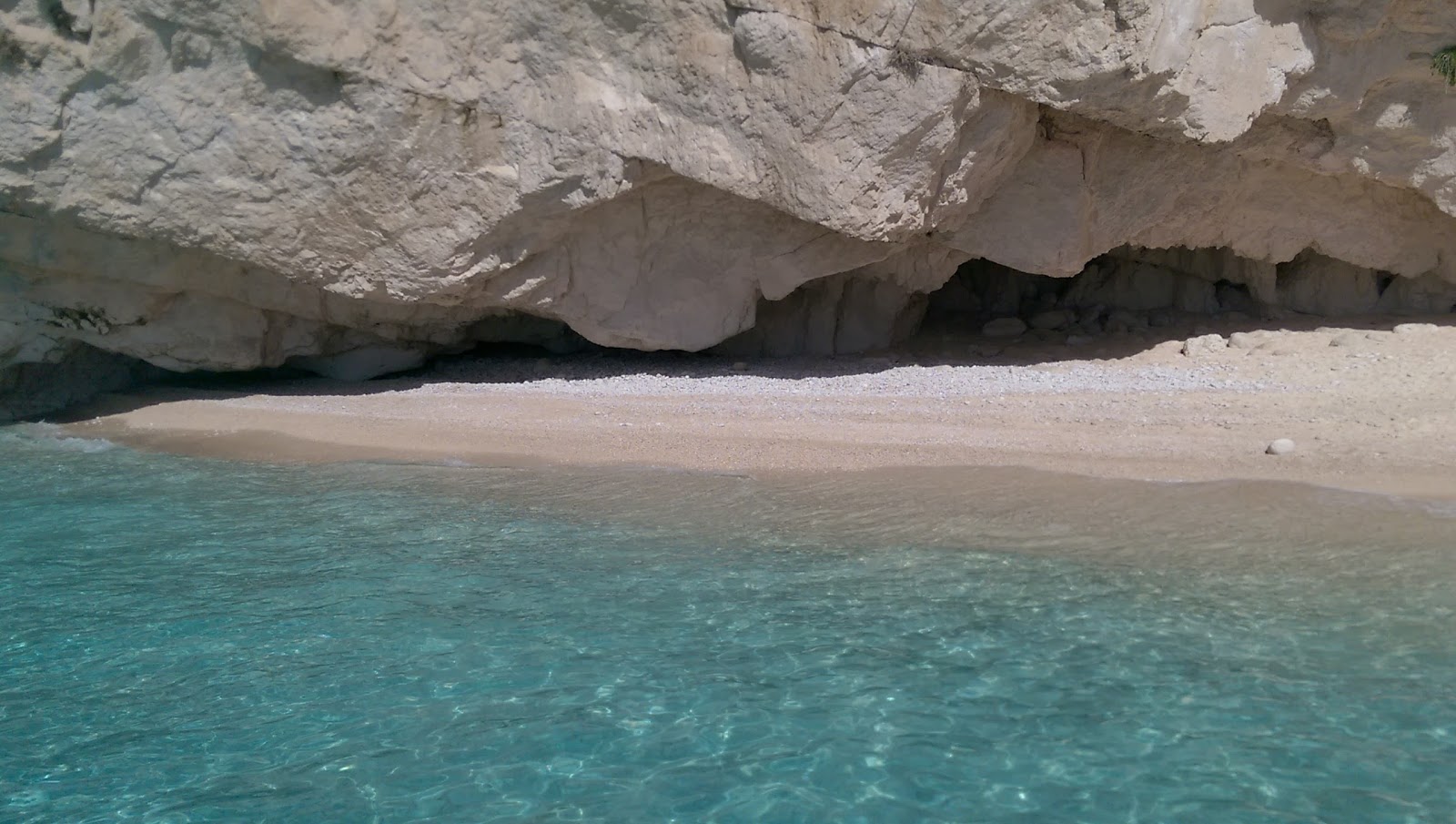 Sfogio Beach'in fotoğrafı dağlarla çevrili