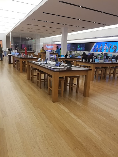 Computer Store «Microsoft Store - Tysons Corner Center», reviews and photos, 1961 Chain Bridge Rd, Tysons, VA 22102, USA