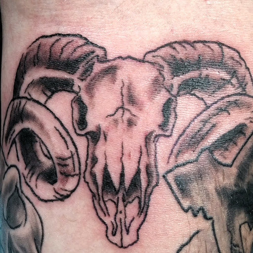 Tattoo Shop «Lucky Squirrel Tattoo», reviews and photos, 3341 Commercial St SE, Salem, OR 97302, USA