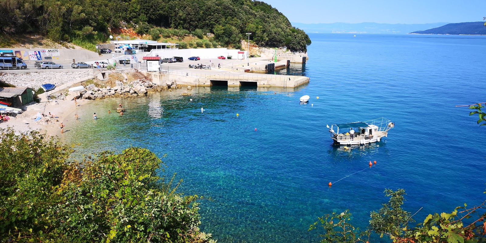 Foto av Brestova beach med turkos rent vatten yta