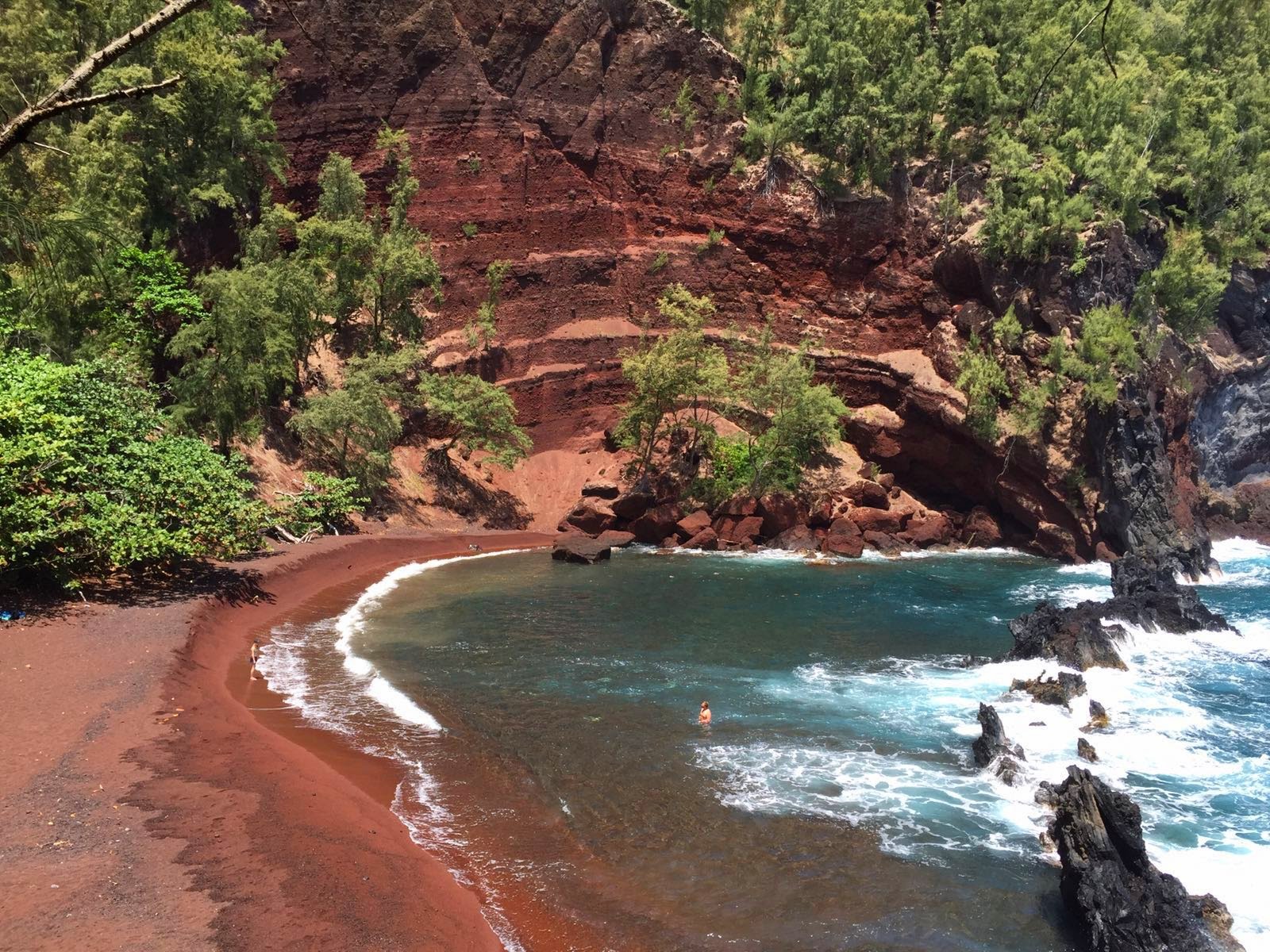Foto de Playa Kaihalulu con agua cristalina superficie