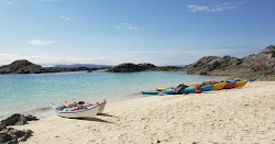 Rhu Point Beach'in fotoğrafı dağlarla çevrili