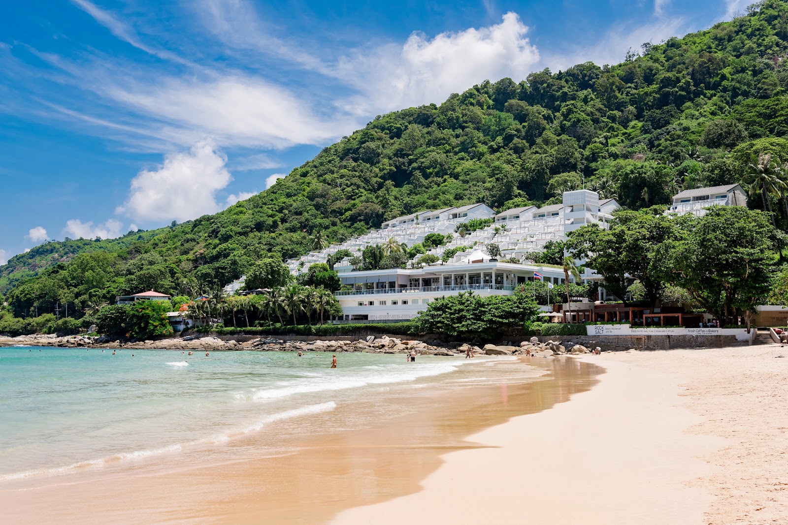 Foto di Spiaggia di Nai Harn con una superficie del sabbia beige fine