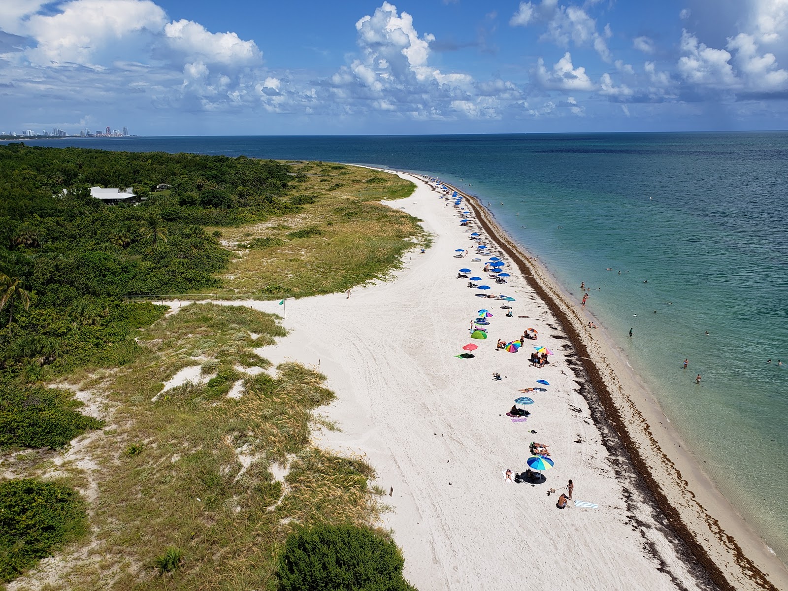 Fotografie cu Cape Florida beach cu o suprafață de apa pură turcoaz
