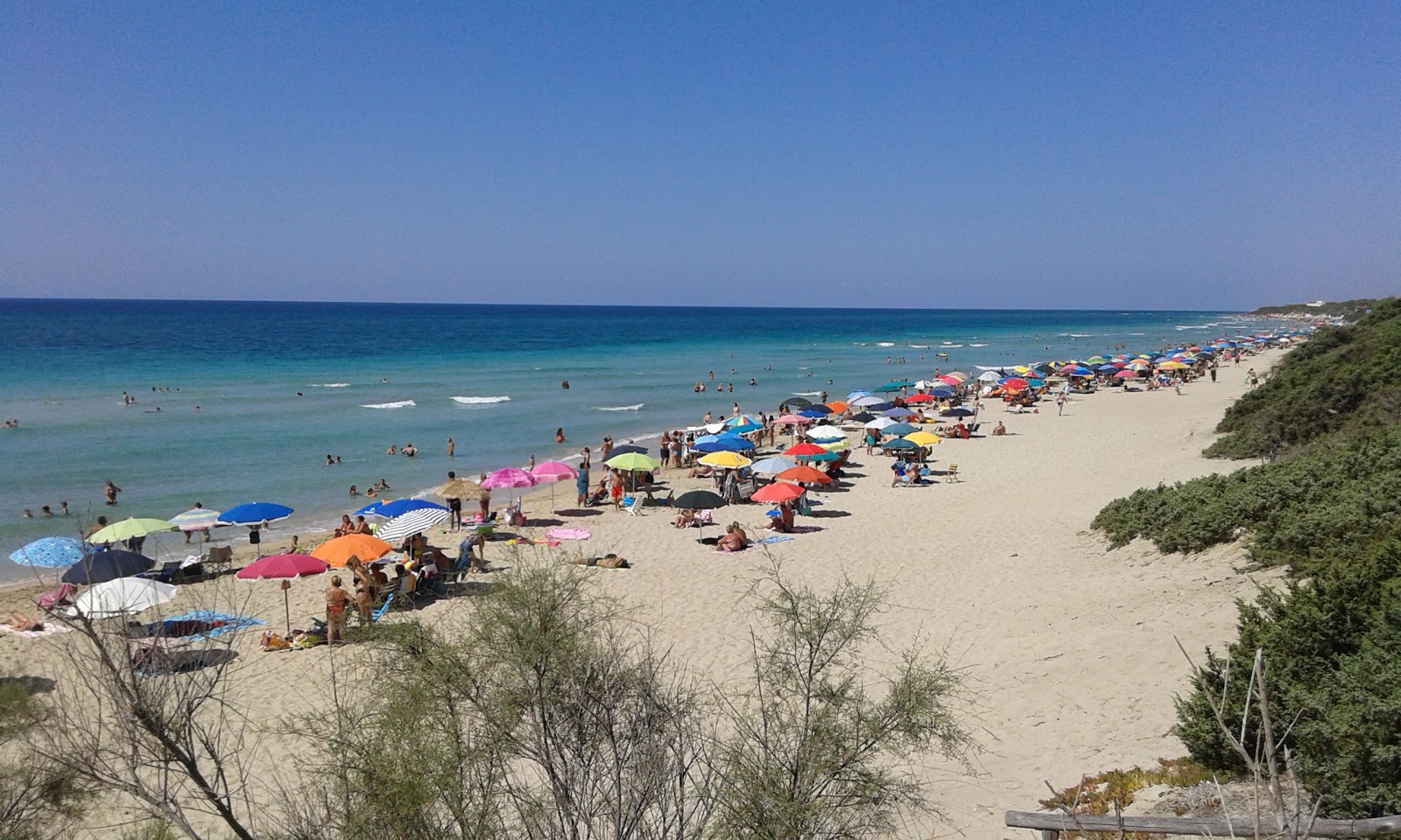 Foto von San Pietro Beach in Bevagna mit beiger sand Oberfläche