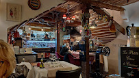 Atmosphère du Restaurant La Petite Cave di San Giovanni à Gémenos - n°10