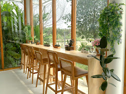 Wind & White House Cafe