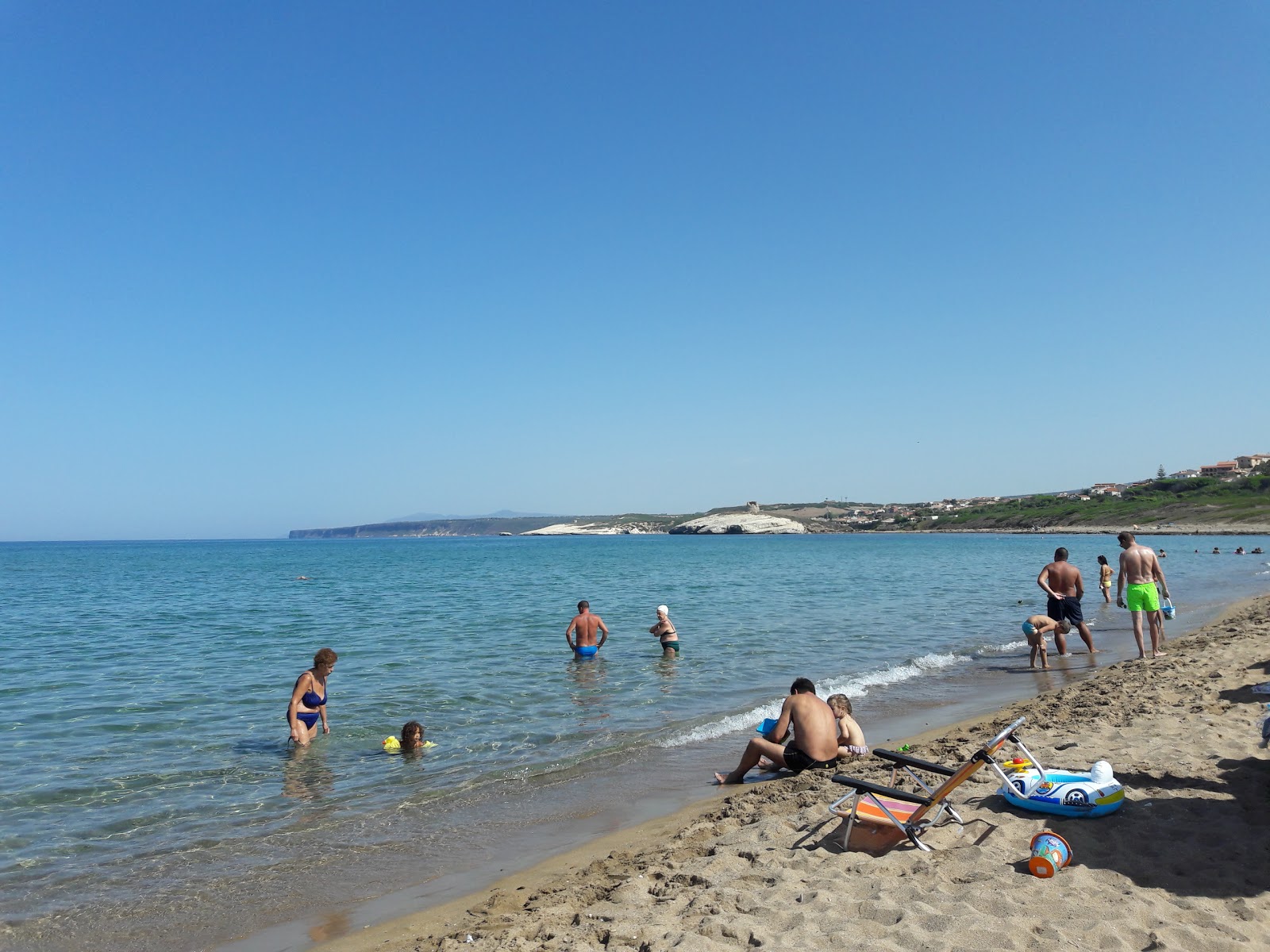 Foto van Spiaggia Di Is Arenas en de nederzetting