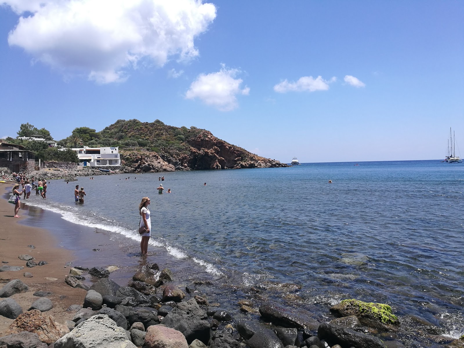 Foto av Cala Zimmari med turkos rent vatten yta