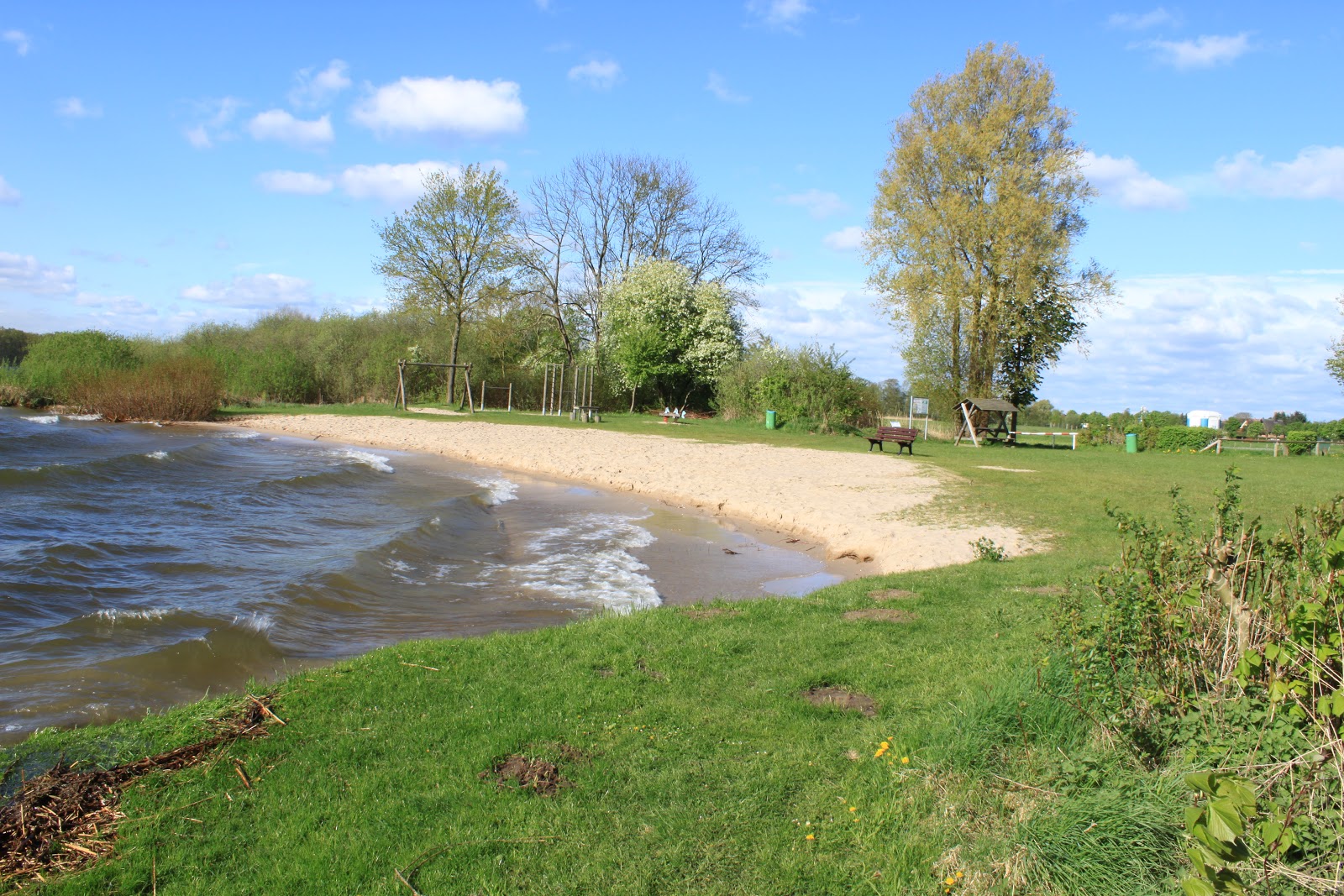 Badestelle Strandbad的照片 带有碧绿色纯水表面