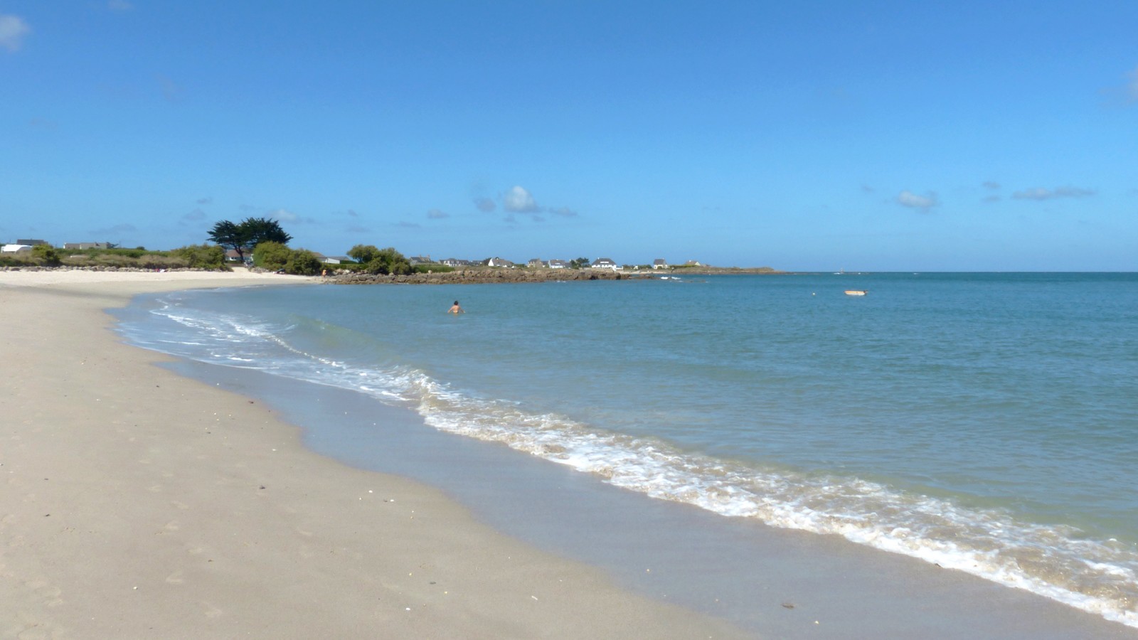 Photo de Brevy Beach avec rivage droit, long