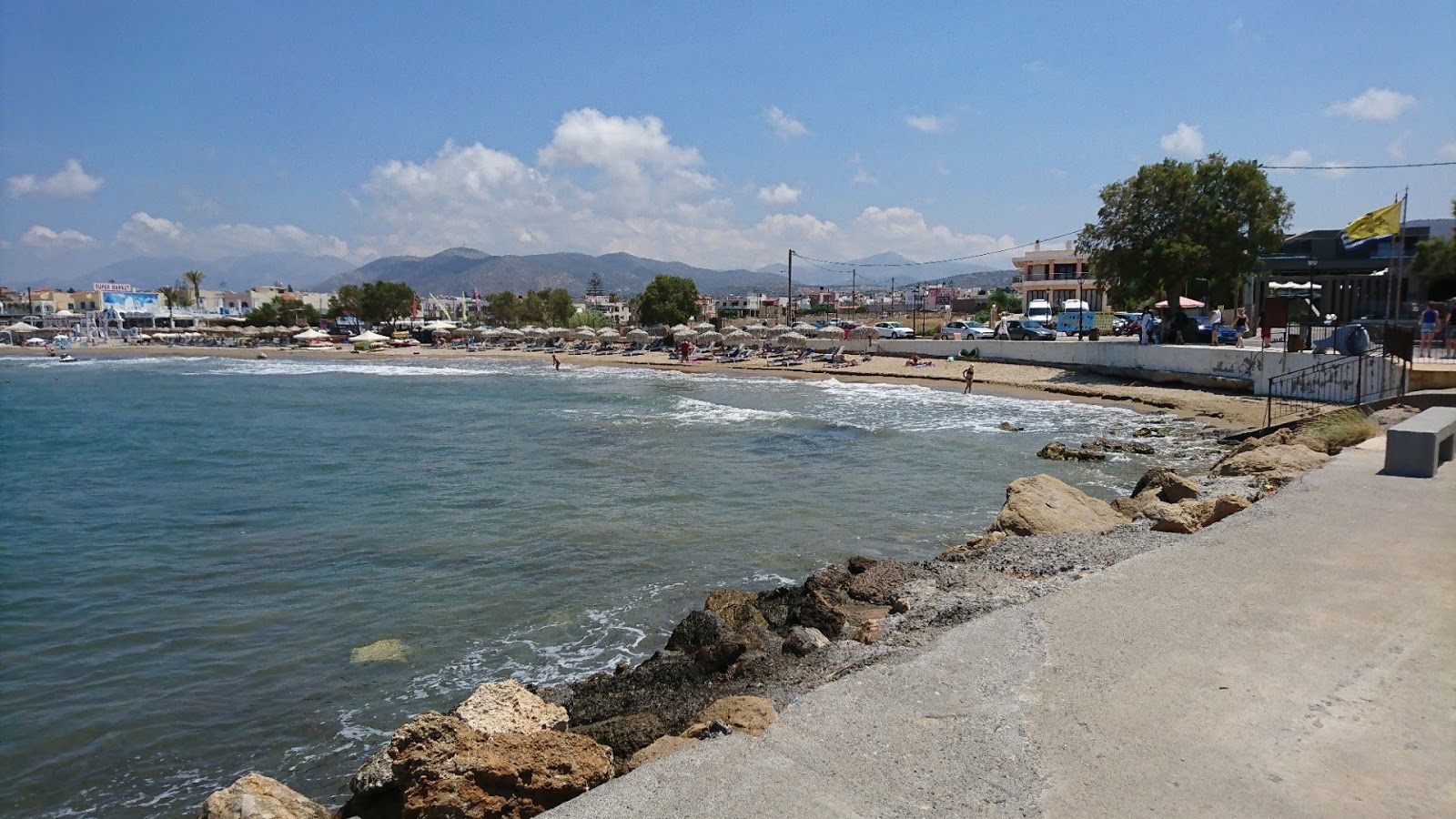 Foto av Analipsi stranden och bosättningen