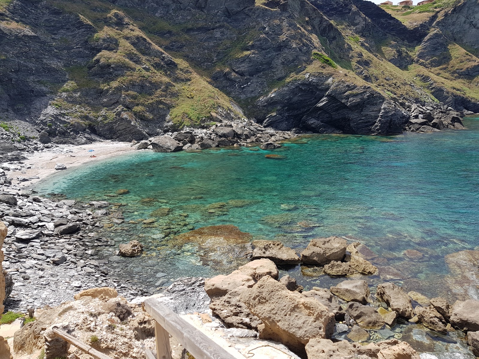 Spiaggia della Nurra的照片 带有轻卵石表面