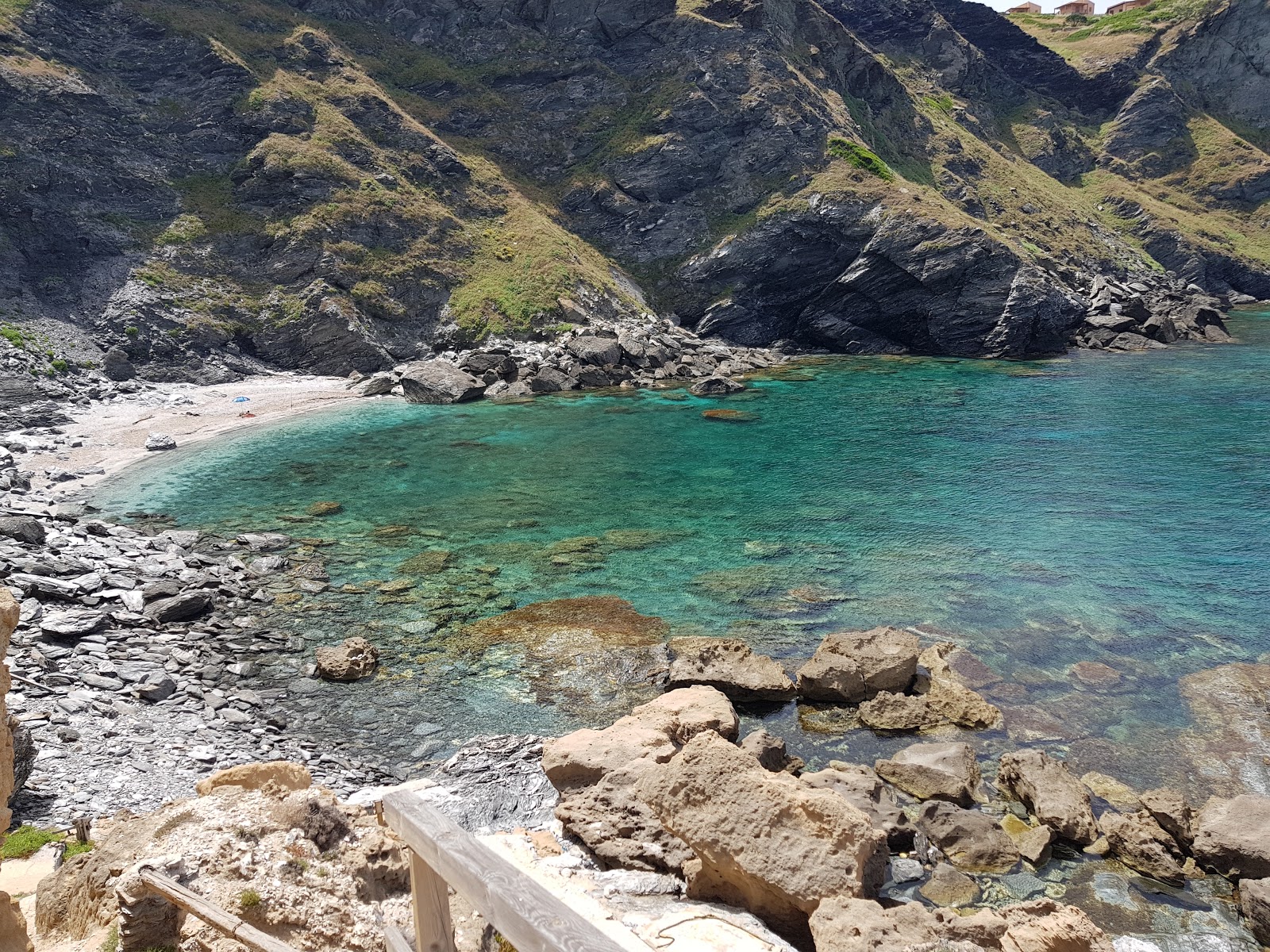 Foto av Spiaggia della Nurra med beige småsten yta