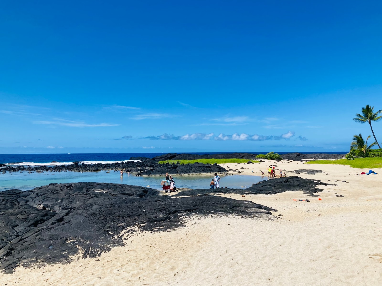 Foto de Keiki Beach com areia brilhante superfície