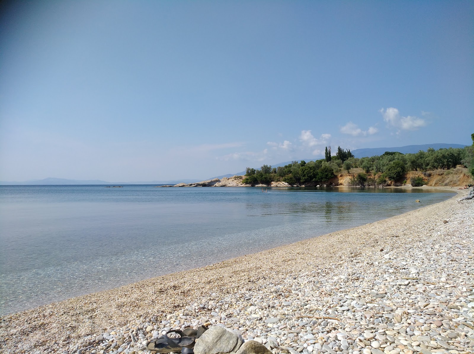 Φωτογραφία του St. Sostis beach με μικρά καφέ βότσαλα επιφάνεια