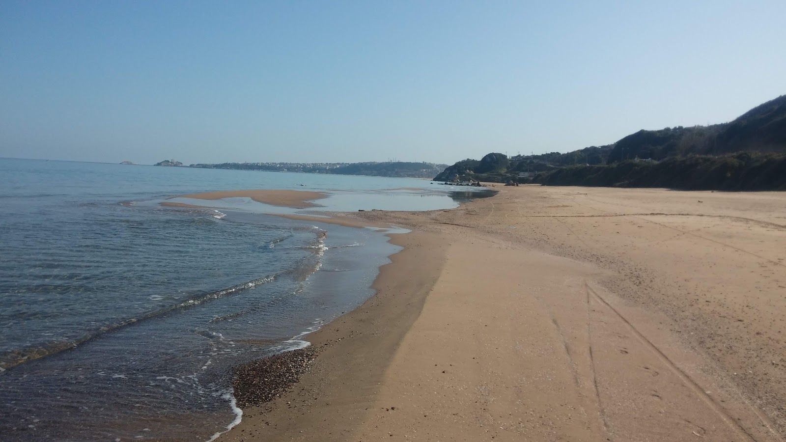Foto von Kumbaba plaj mit heller sand Oberfläche