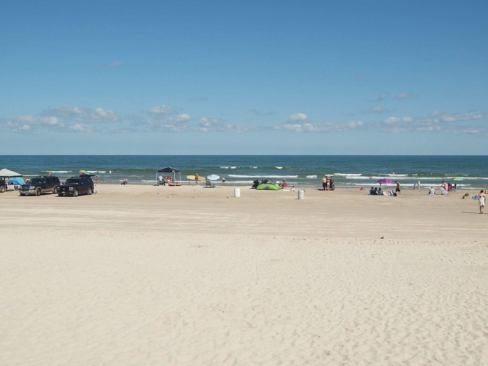Foto de North Padre beach com linha costeira longa e reta