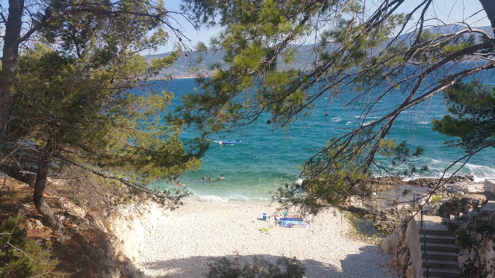 Foto von Martinka beach mit beiger kiesel Oberfläche