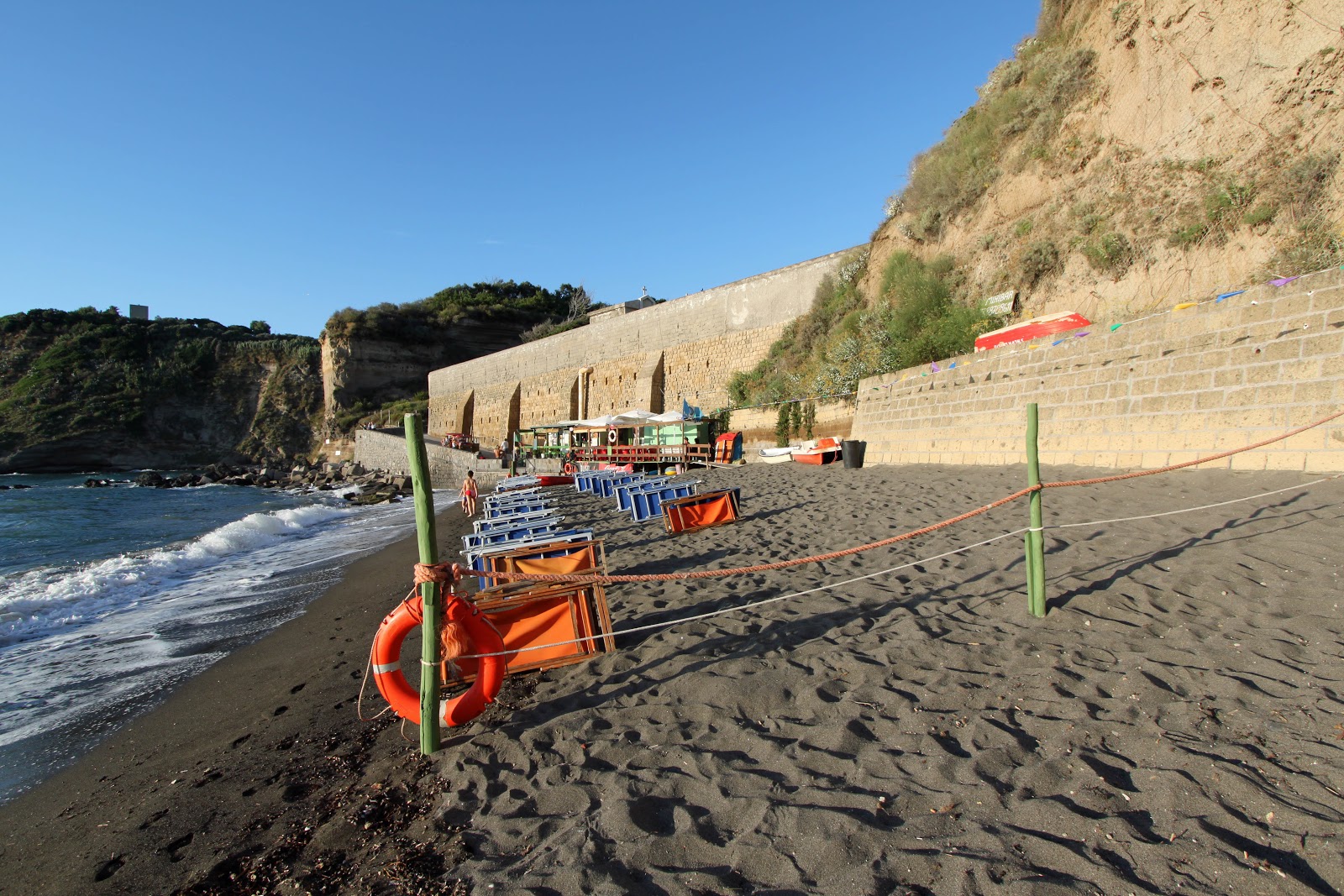 Foto van Spiaggia Cala Del Pozzo Vecchio en de nederzetting