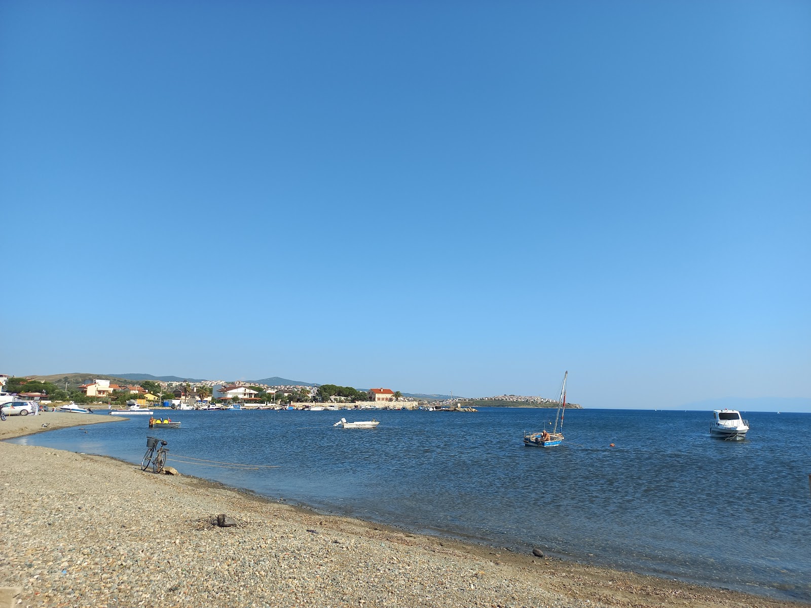 Adakent Plajı'in fotoğrafı - rahatlamayı sevenler arasında popüler bir yer