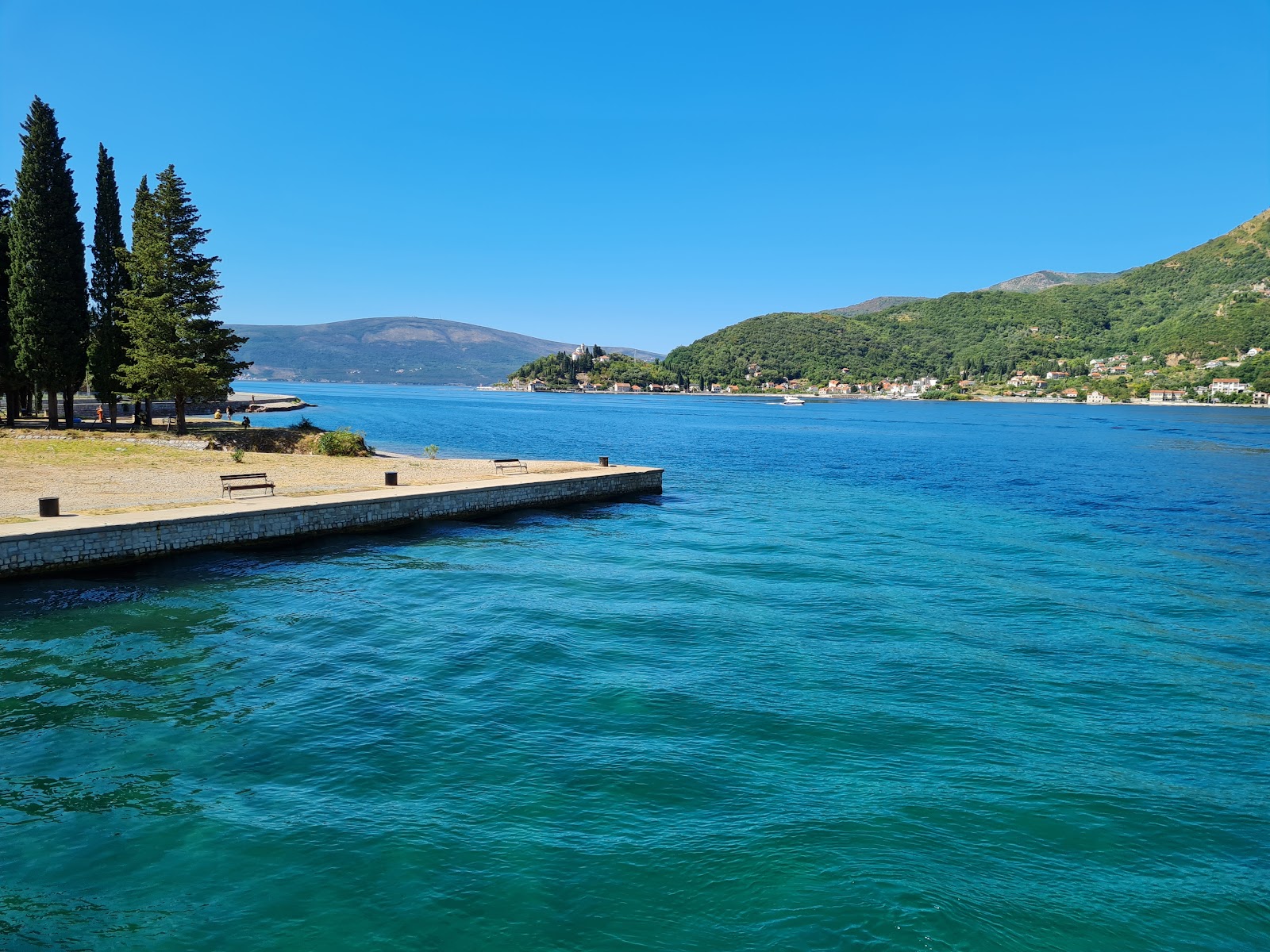 Foto von Njivice beach und die siedlung