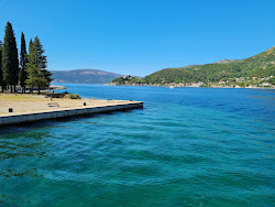 Foto von Njivice beach und die siedlung