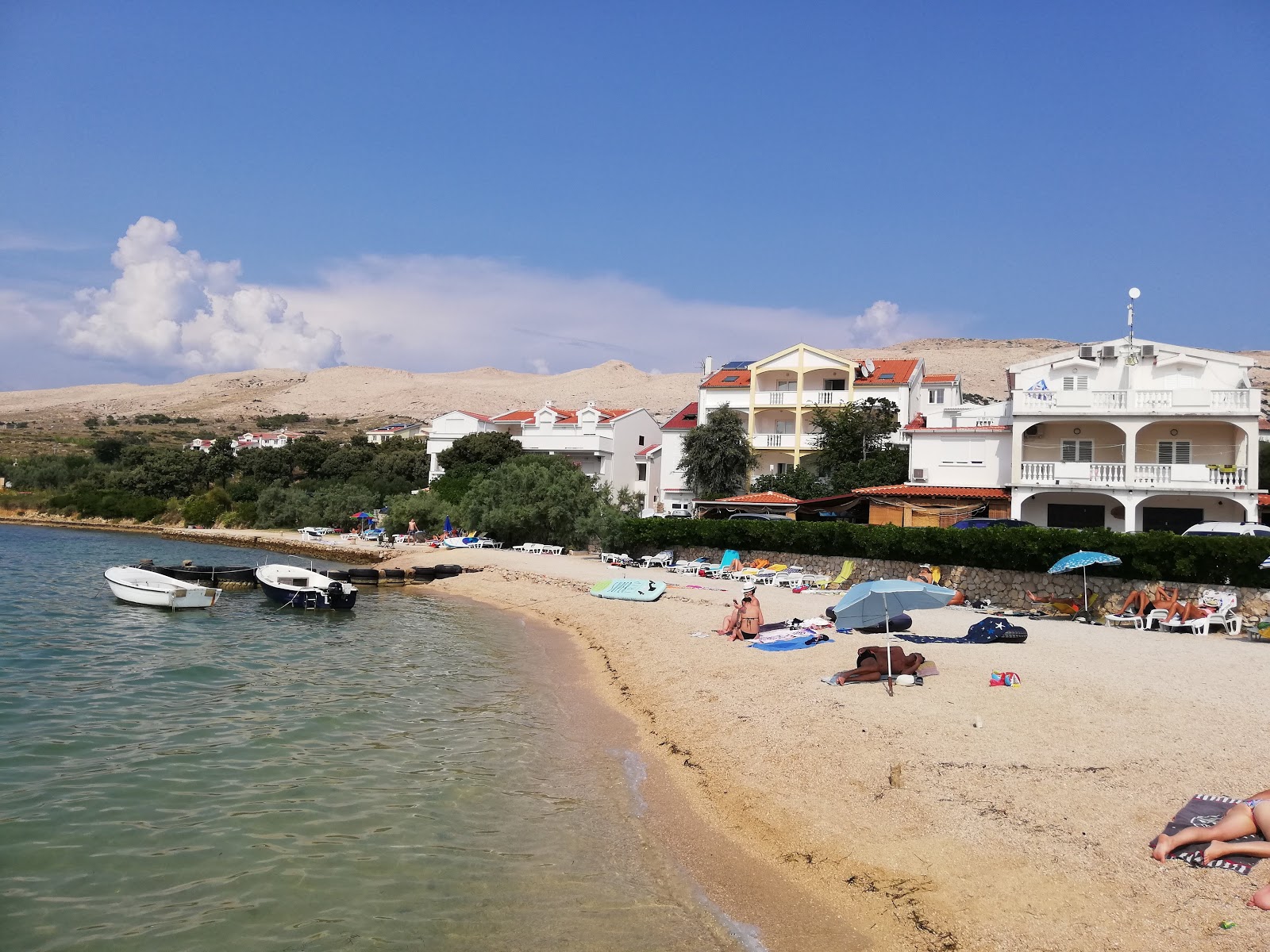 Foto de Basaka beach con agua cristalina superficie