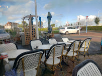 Atmosphère du Hôtel Restaurant Le Phare Ouistreham - n°12