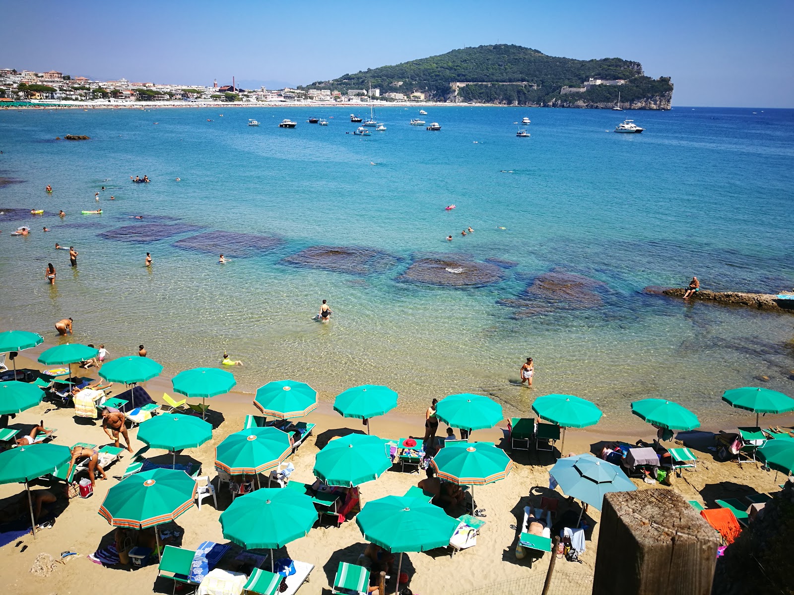 Foto von Spiaggia di Fontania mit feiner brauner sand Oberfläche