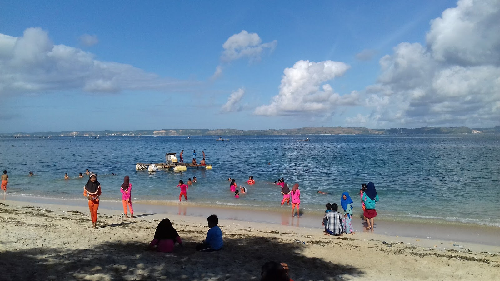 Φωτογραφία του Ekas Beach με επίπεδο καθαριότητας αρκετά καθαρό