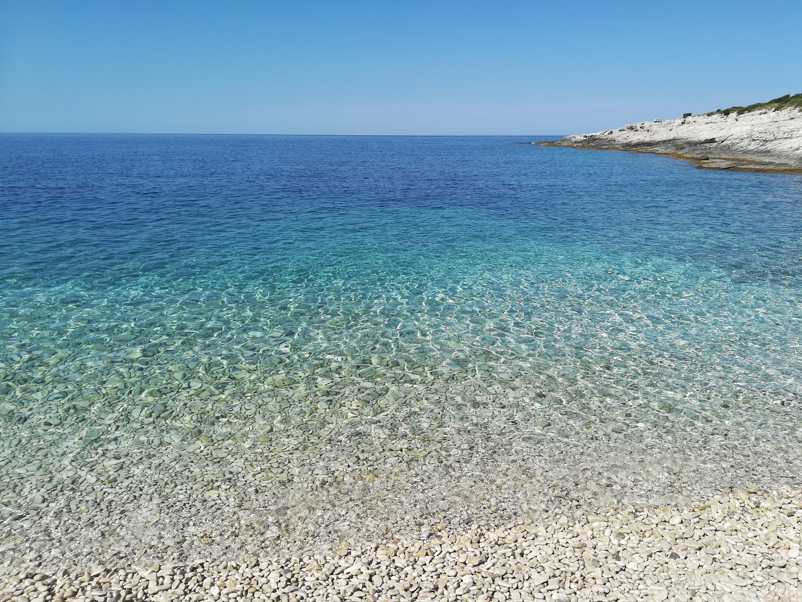 Foto van Prasna beach met kleine baai